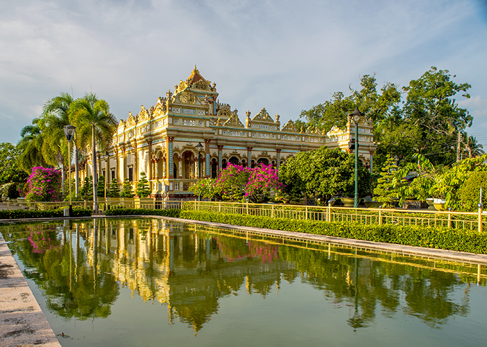 Chùa Vĩnh Tràng là công trình kiến trúc đặc sắc, giao thoa văn hóa giữa phương Đông và phương Tây. Ảnh: Đinh Thị Vân Chi